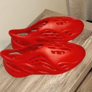 Mens 10.5 foam slippers looka like yeezy